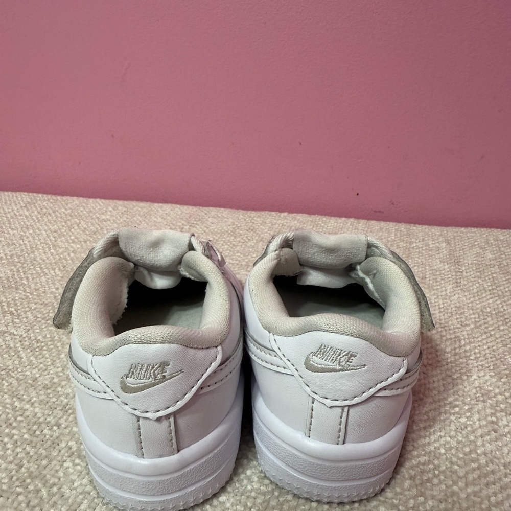 Nike Kids White and Gray Sneakers size 4.5c - Picture 4 of 5